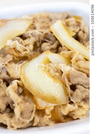 美味的牛肉餃子盒午餐 美味的牛肉餃子盒午餐 108614096