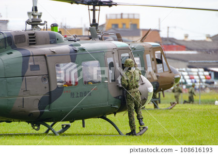 陸上自衛隊直升機UH-1H準備起飛 陸上自衛隊直升機UH-1H準備起飛 108616193