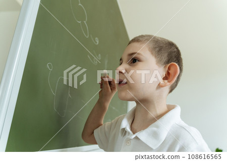 Kid shows and explains about wind generator model at school 108616565