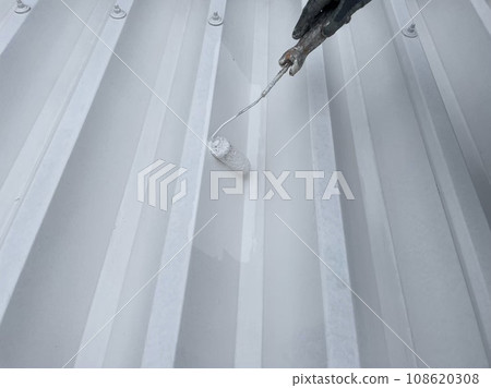 Painting the bicycle parking lot roof white 108620308