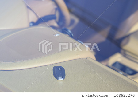 Locking the car key (in-lock) 108623276
