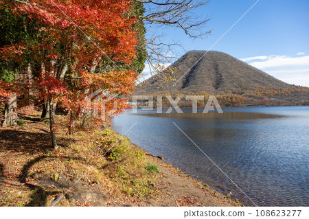 Haruna Fuji seen from the shore of Lake Haruna in autumn 108623277