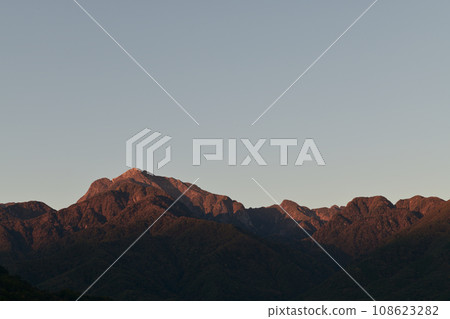 Sunrise over Mt. Kaikomagatake in the Southern Alps seen from Hakushu-cho, Hokuto City 108623282