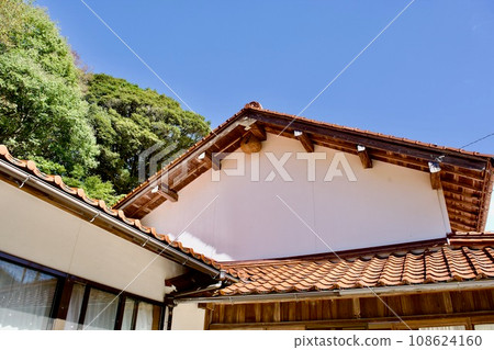 The horse's eaves under the eaves 108624160