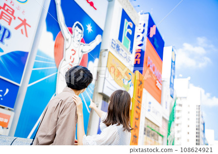 情侶在大阪心齋橋觀光 情侶在大阪心齋橋觀光 108624921