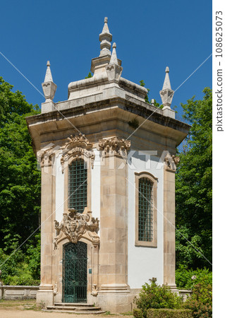 Small chapel near Church of Nossa Senhora dos Remedios 108625073