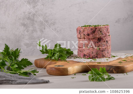 Raw veggie burger with beetroot and white beans 108625396