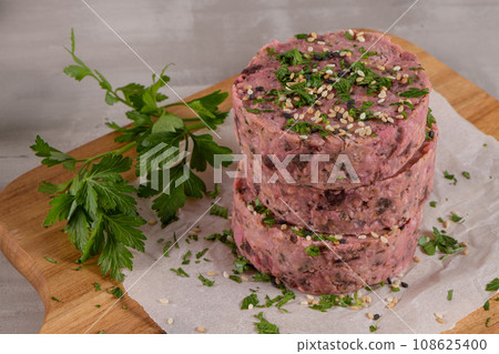 Raw veggie burger with beetroot and white beans Raw veggie burger with beetroot and white beans 108625400