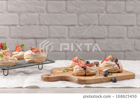 Small pavlova cakes 108625450