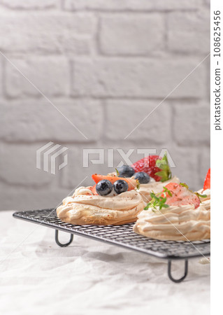 Small pavlova cakes 108625456