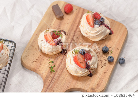 Small pavlova cakes Small pavlova cakes 108625464