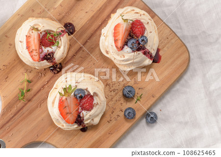 Small pavlova cakes Small pavlova cakes 108625465
