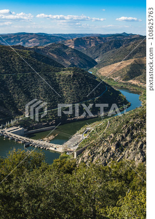 Valeira Dam and surrounding landscape 108625763