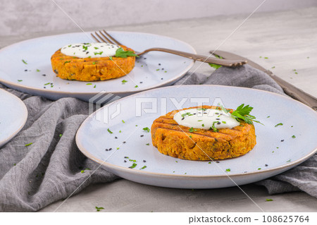 Grilled veggie burgers with chickpeas and vegetables 108625764