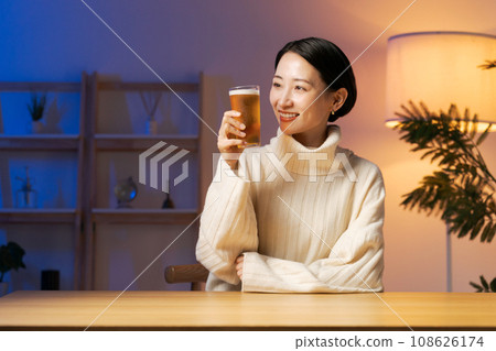 一個女人喝啤酒放鬆 108626174