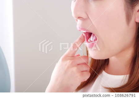 有蛀牙的年輕女子 108626791