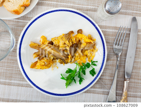 mushroom with eggs 108627009