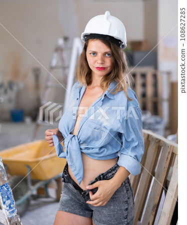 Sexy woman posing in building site 108627285