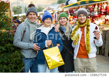 Portrait of family visiting Christmas street fair 108627539