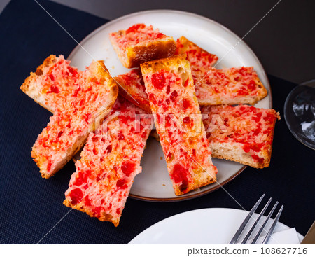 Spanish appetizer Pa amb tomaquet of toasted bread with tomatoes and garlic 108627716