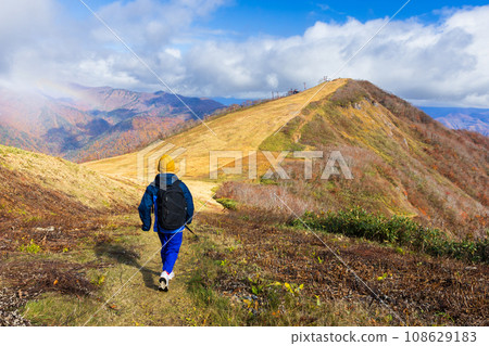 孩子們享受秋季遠足和攝影 108629183