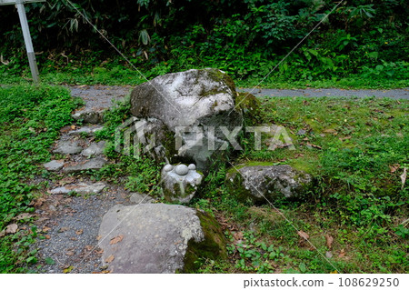 禦岳神社參道三奇石之一的蓬蓬石 108629250