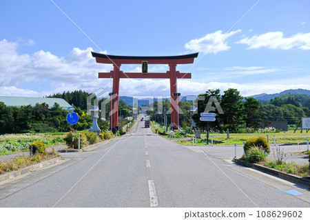 站在縣道 47 號線上的羽黑山大鳥居 108629602