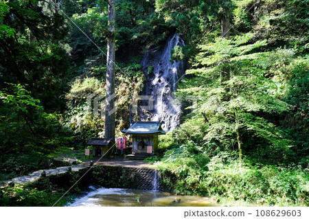 出羽三山神社參道上的原川與須賀瀑布 108629603