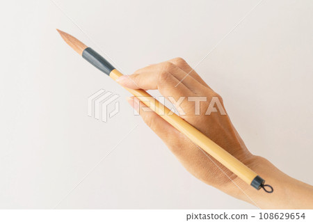 Hand with a brush 108629654