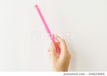 手拿著一支筆燈 108629669