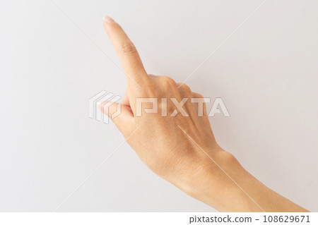 一隻手刺穿手指、觸摸、推動 一隻手刺穿手指、觸摸、推動 108629671