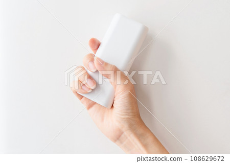 手拿著方形的東西 108629672