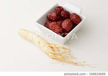 Fresh dates and ginseng used in Chinese medicine and medicinal dishes Fresh dates and ginseng used in Chinese medicine and medicinal dishes 108629889