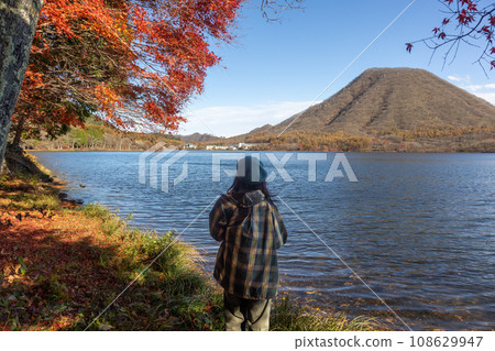 秋季在榛名山拍照的女性 108629947