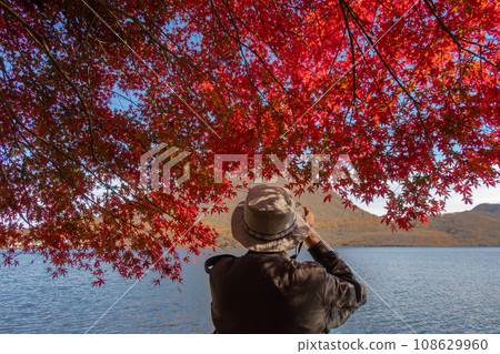群馬縣榛名山秋天的榛名湖 群馬縣榛名山秋天的榛名湖 108629960