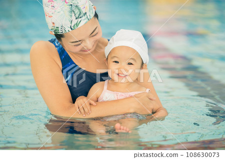 Baby swimming 108630073