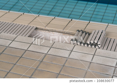 Open the poolside roll grating Open the poolside roll grating 108630077
