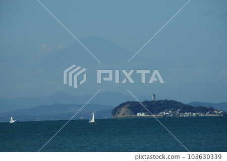 Enoshima and Mt. Fuji from Zushi coast 108630339