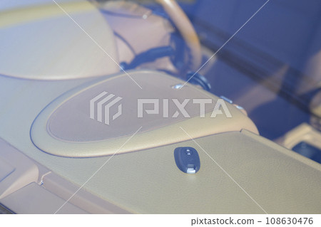 Locking the car key (in-lock) Locking the car key (in-lock) 108630476