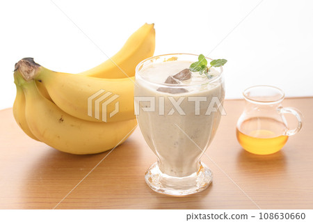 Banana juice with herbs and honey table bag 108630660