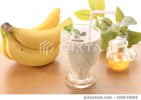 Banana juice with herbs and honey table bag 108630668