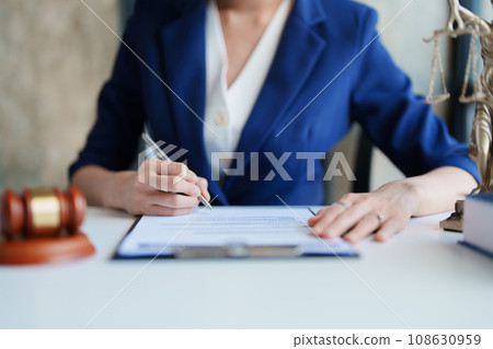 Law, Consultation, Agreement, Contract, Attorney or Lawyer holding a pen is consulting with a client to explain the pattern of answering questions before going to court to decide a lawsuit Law, Consultation, Agreement, Contract, Attorney or Lawyer holding a pen is consulting with a client to explain the pattern of answering questions before going to court to decide a lawsuit 108630959
