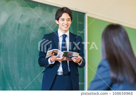 男老師和學生在課堂上教學 108630968