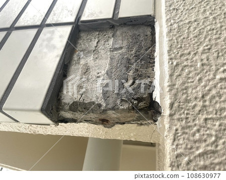 彎曲的磁磚底座因爆炸而破裂 108630977