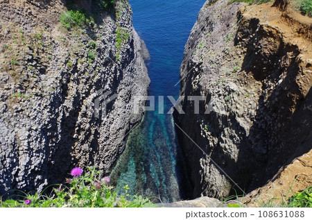 Yobuko Nanatsugama cliff seen from above 108631088
