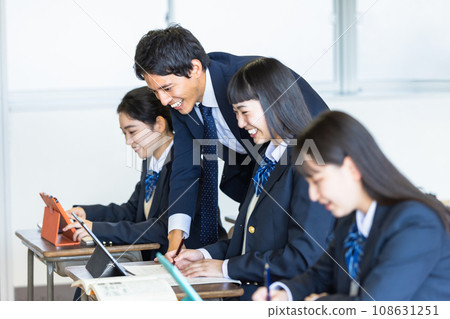高中女生和男老師在課堂上學習 108631251