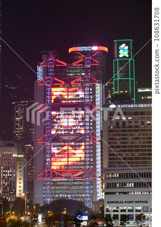 香港、香港島、中環、香港上海匯豐銀行摩天大樓區夜景 108631708