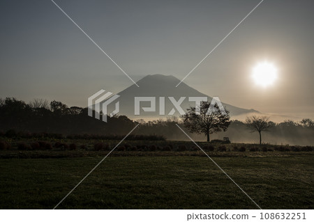晨霧中的羊蹄山 晨霧中的羊蹄山 108632251
