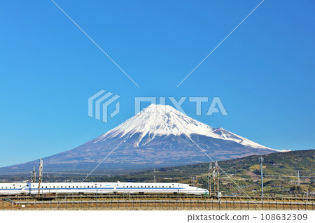 Fuji in the blue sky and the bullet train 108632309