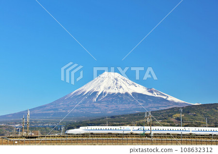 Fuji in the blue sky and the bullet train 108632312